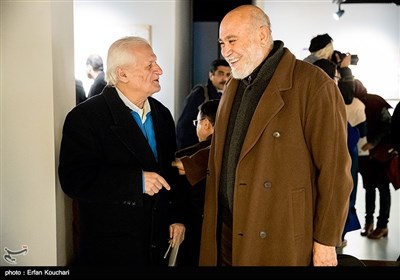 فرشید مثقالی و اکبر عالمی در مراسم افتتاح ششمین نمایشگاه خط‌نگاره‌های ابراهیم حقیقی
