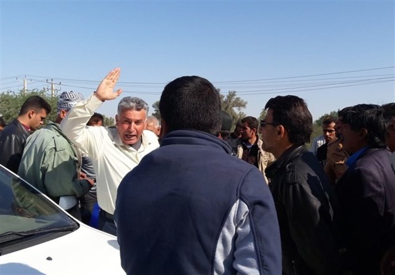 کشاورزان هندیجان در اعتراض به خشکی رود زهره پل کمربندی جاده هندیجان را بستند