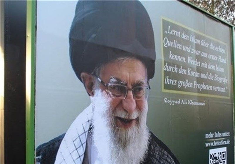 رسالة الإمام الخامنئی على لوحات الإعلانات فی مدن ألمانیا