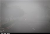 مه‌گرفتگی در محور فیروزآباد به عسلویه/ تردد در گردنه‌های برف‌گیر کند است‌