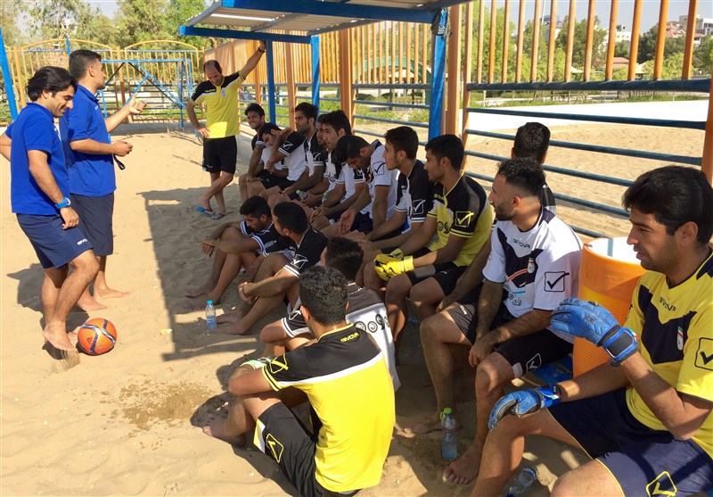 تمرین 100 دقیقه‌ای ملی‌پوشان فوتبال ساحلی در آفتاب سوزان