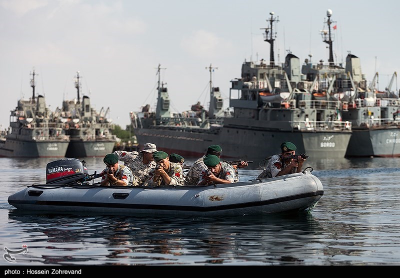 خلیج فارس: ایرانی جہازوں نے امریکی جہاز کو راستہ بدلنے پر مجبور کر دیا