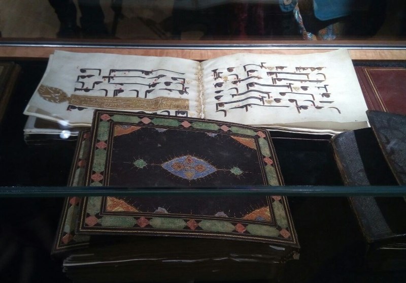 فیلم/ باز کردن ویترین یکی از قدیمی‌ترین قرآن‌های دنیا برای یک واقعیت