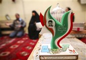 تندیس اجلاسیه شهدای گلستان به خانواده شهید شاخص رسانه اهدا شد