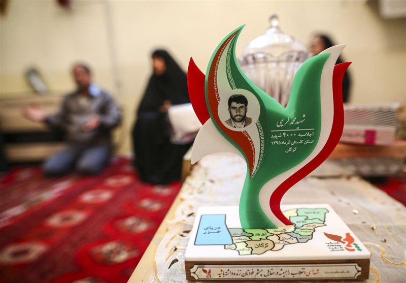 تندیس اجلاسیه شهدای گلستان به خانواده شهید شاخص رسانه اهدا شد