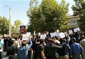 تجمع اعتراضی متقاضیان مسکن مهر بانه مقابل ساختمان فرمانداری