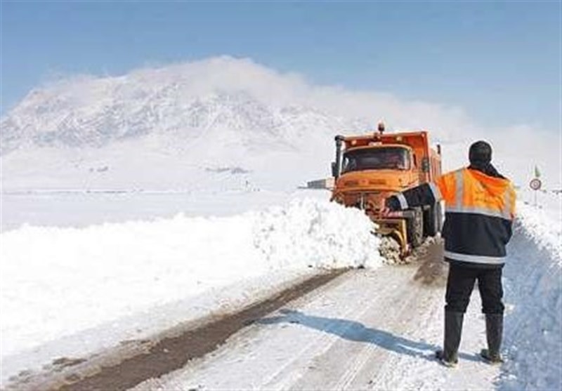 بارش برف مسیر 95 روستا در استان قزوین را مسدود کرد