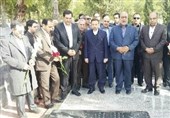 وزیر ارتباطات به مقام شامخ شهدای لرستان ادای احترام کرد