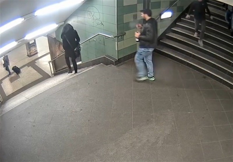 فیلم/ حمله به یک زن مسلمان در ایستگاه مترو برلین