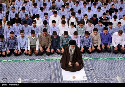الإمام الخامنئی یستقبل الآلاف من طلبة مدارس العاصمة طهران