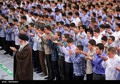 الإمام الخامنئی یستقبل الآلاف من طلبة مدارس العاصمة طهران