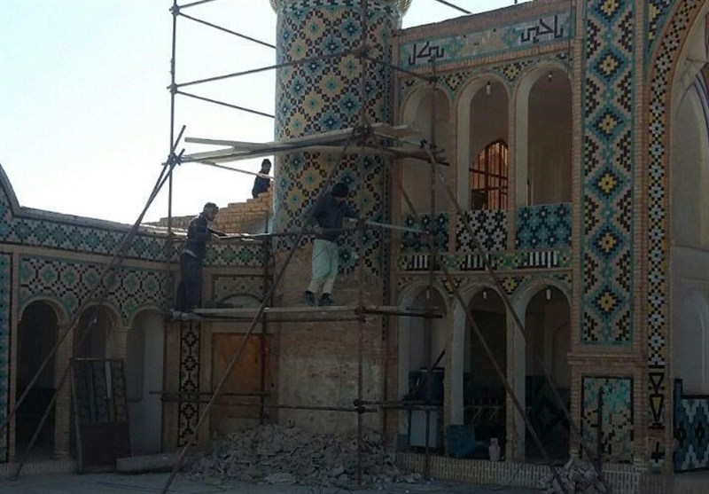 گلدسته‌‌های 400 ساله مسجد بی بی زینب (س) آران و بیدگل به جای مرمت تخریب شد