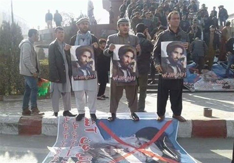 معترضان کابل، تصاویر «گلبدین حکمتیار» را آتش زدند