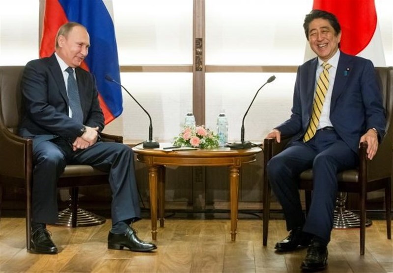 پوتین به نخست وزیر ژاپن سماور هدیه داد
