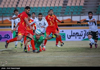 دیدار تیم های فوتبال صبای قم و نفت تهران