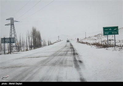 الثلوج تغلق بعض الطرق المؤدیة الى مدینة أهر وبعض قراها شمال غربی ایران