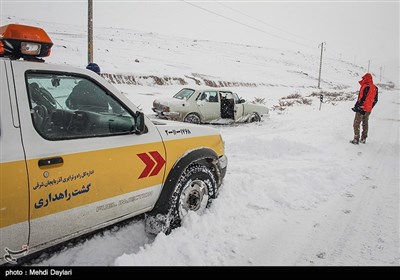 الثلوج تغلق بعض الطرق المؤدیة الى مدینة أهر وبعض قراها شمال غربی ایران