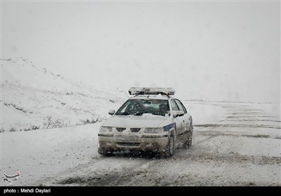 الثلوج تغلق بعض الطرق المؤدیة الى مدینة أهر وبعض قراها شمال غربی ایران