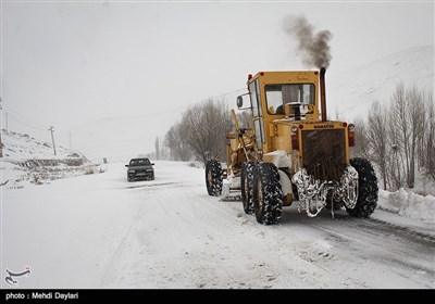 الثلوج تغلق بعض الطرق المؤدیة الى مدینة أهر وبعض قراها شمال غربی ایران