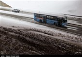 بارش برف در محورهای مواصلاتی استان قزوین/ ترافیک در محورها عادی و روان است