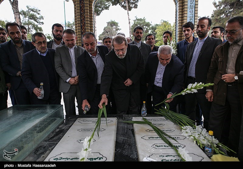 رئیس مجلس به مقام شامخ شهدای سمنان ادای احترام کرد