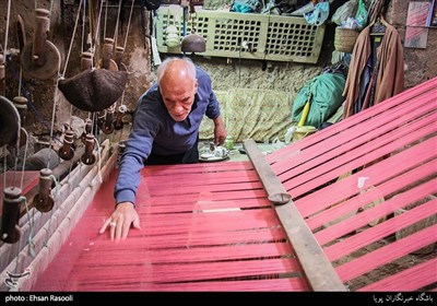 آقای محمد توسلی 65 ساله نیز، از کودکی مشغول حرفه پدری شده و بعد از بازنشستگی از کارخانه حریر مخمل بافی کاشان تمام وقت در کارگاه شعربافی محتشمی فعالیت می کند.