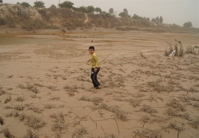 نمایی از خشک شدن رودخانه زهره هندیجان