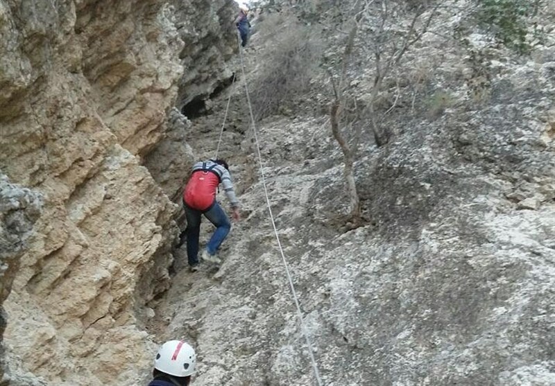 کوهنوردان گرفتار در کوه‌های تنگ فاریاب دشتستان نجات یافتند