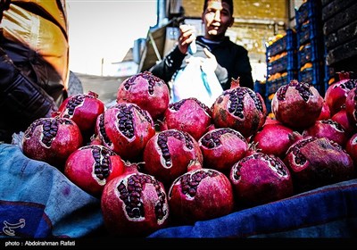 التسوق استعدادا للیلة یلدا ... لیلة ولادة النور