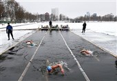 عکس / مسابقات قهرمانی شنا در آب‌های یخ زده