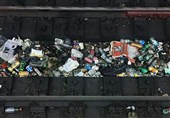 تصویر/زباله های کف ریل قطار در مترو نیویورک