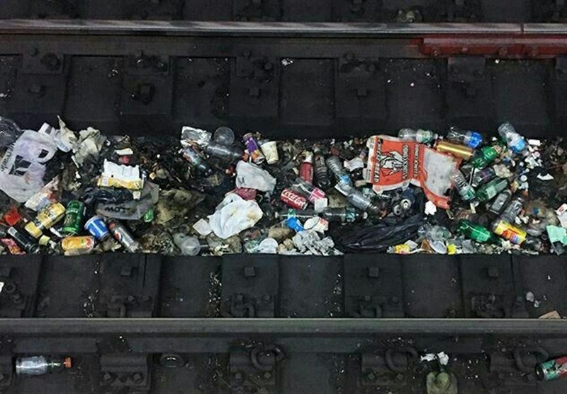 تصویر/زباله های کف ریل قطار در مترو نیویورک