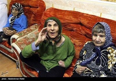 شب یلدا در خانه سالمندان و مرکز کودکان سرطانی همدان
