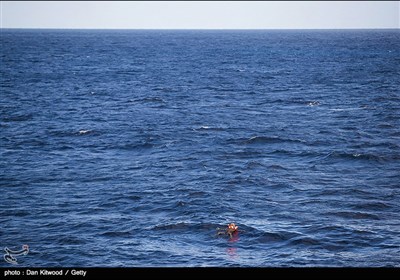 جسد یک پناهجو در آب اقیانوس شناور است