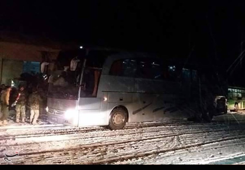 بارش برف و کارشکنی تروریست‌ها؛ اهالی «فوعه و کفریا» همچنان در راه حلب + تصاویر