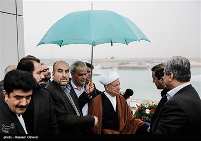 بازدید هاشمی رفسنجانی از بندر بوشهر و دهکده گردشگری