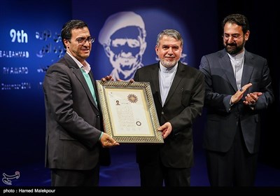 اعطای نشان درجه یک هنری به برگزیدگان توسط سیدرضا صالحی امیری وزیر فرهنگ و ارشاد اسلامی