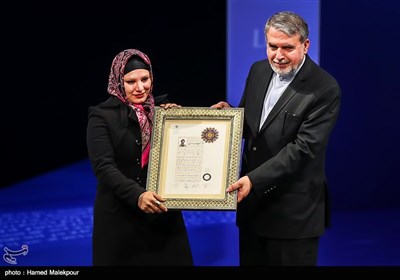اعطای نشان درجه یک هنری به برگزیدگان توسط سیدرضا صالحی امیری وزیر فرهنگ و ارشاد اسلامی