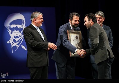 اعطای نشان درجه یک هنری به رضا امیرخانی توسط سیدرضا صالحی امیری وزیر فرهنگ و ارشاد اسلامی