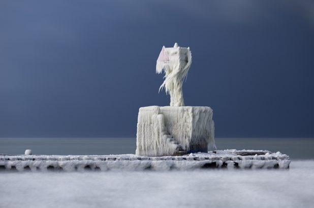 پوشش یخ از فانوس دریایی یک اثر هنری ساخت + فیلم و عکس
