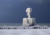 پوشش یخ از فانوس دریایی یک اثر هنری ساخت + فیلم و عکس