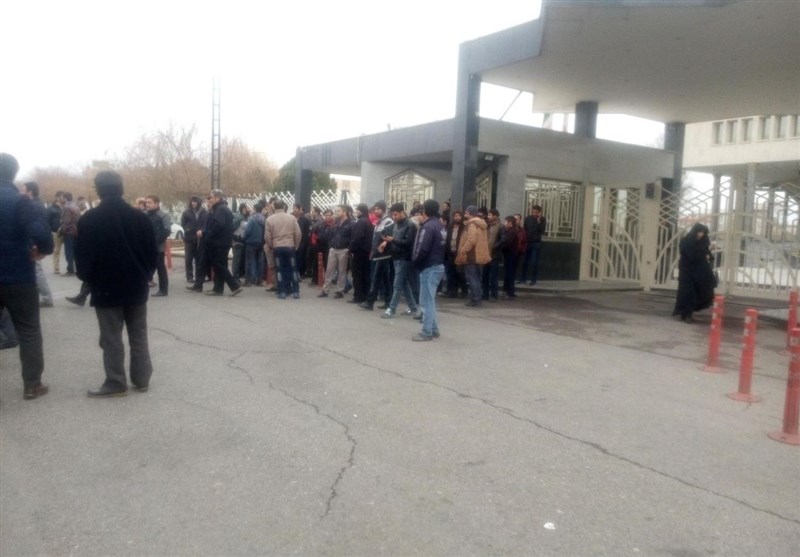 اعتصاب کارگران کنتورسازی در مقابل استانداری قزوین