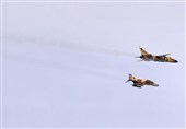 فیلم/ رهگیری بمب افکن سوخو 24 توسط جنگنده اف 4 در آسمان منطقه عمومی رزمایش