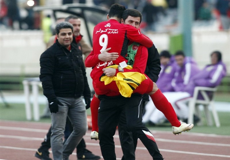 10-Man Persepolis Defeats Saipa in Iran Professional League