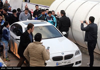  سیدمهدی رحمتی دروازه بان تیم فوتبال استقلال تهران در حال سوار شدن به خودرویش