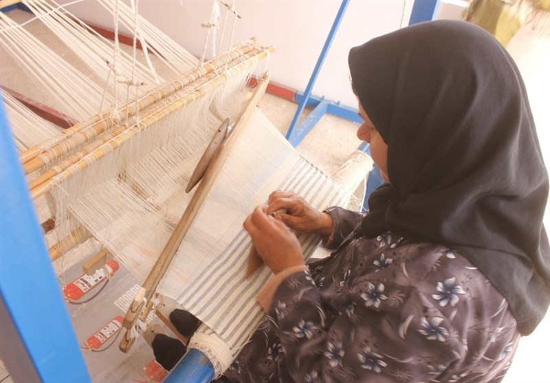 نخستین دوره آموزش پارچه‌بافی سنتی در روستای میانرود سربیشه برگزار شد