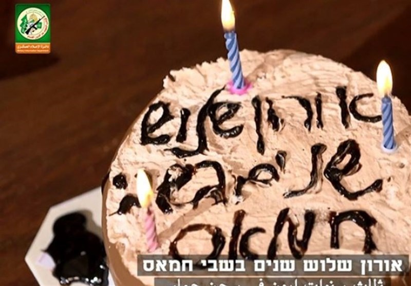 جشن تولد گردان‌های قسام برای نظامی اسیر صهیونیستی + عکس