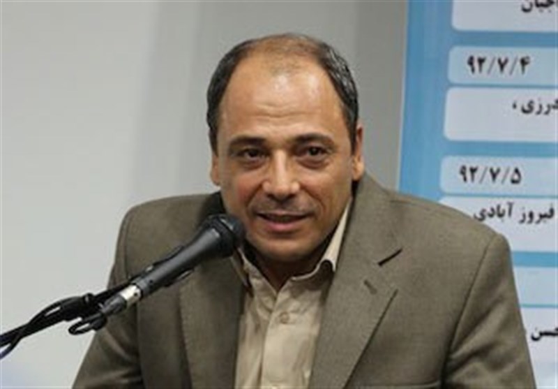 دیدار محمدرضا بایرامی با مخاطبان در غرفه کتاب نیستان