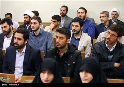 الإمام الخامنئی یستقبل مجموعة من نخب جامعة شریف الصناعیة
