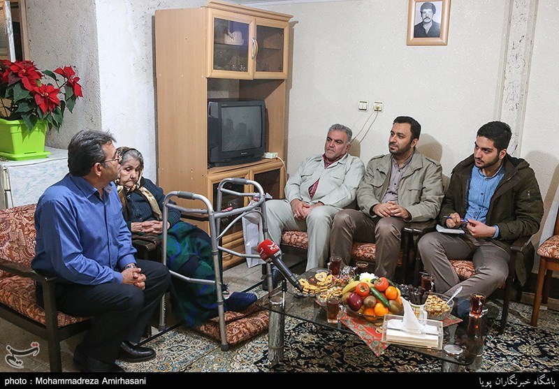 دیدار مدیران باشگاه خبرنگاران تسنیم( پویا) با خانواده شهید نوریک باباخانیانس از شهدای ارامنه در دوران دفاع مقدس